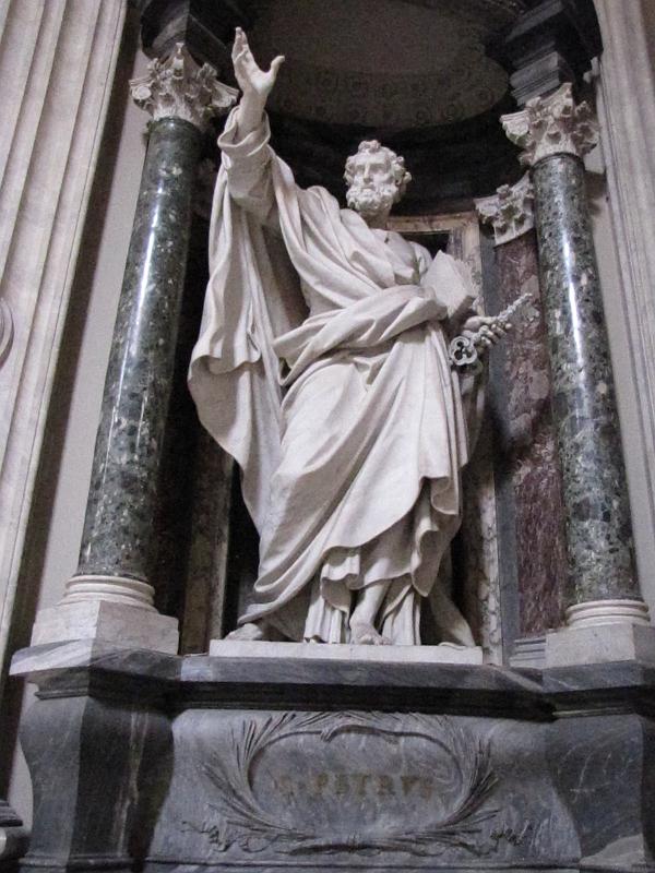 san giovanni in laterano_petrus.jpg - Één van de beelden in de Sint-Jan van Lateranen. De beelden zijn gemaakt door leerlingen van Bernini. Dit beeld is het beeld van Petrus, te herkennen aan de sleutels in zijn hand.